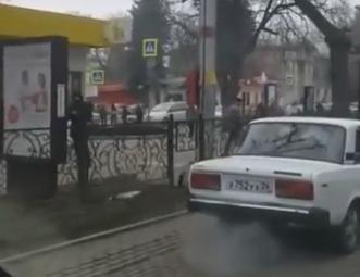 В центре Пятигорска на трамвайных рельсах застряли «Жигули»